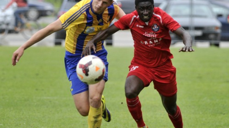 Kaspars Dubra pret Ofosu Apiju
Foto: Romāns Kokšarovs, Sporta Avīze, f64