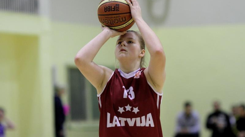 Sabīne Lipe: 11 punktu un 11 atlēkušo bumbu U16 meiteņu izlases spēlē ar Slovākijas kadetēm.
Foto: fibaEurope.com