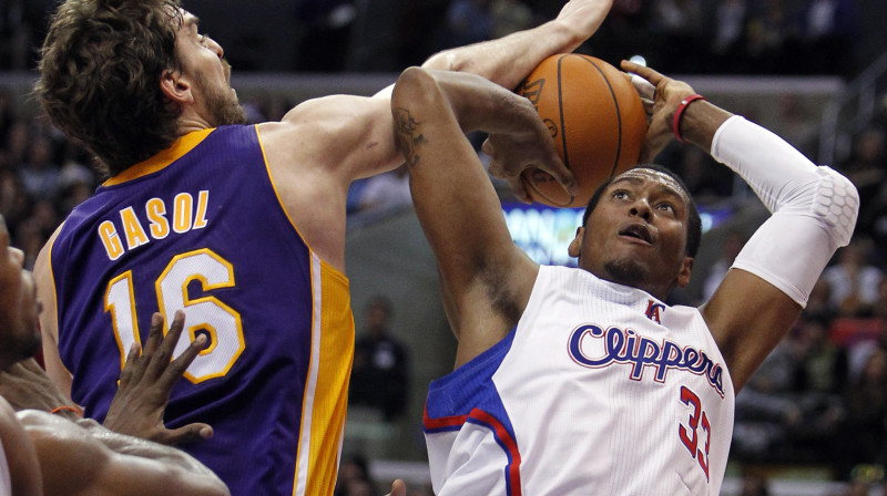 Trejs Tompkinss pret Pau Gazolu
Foto: AP/Scanpix