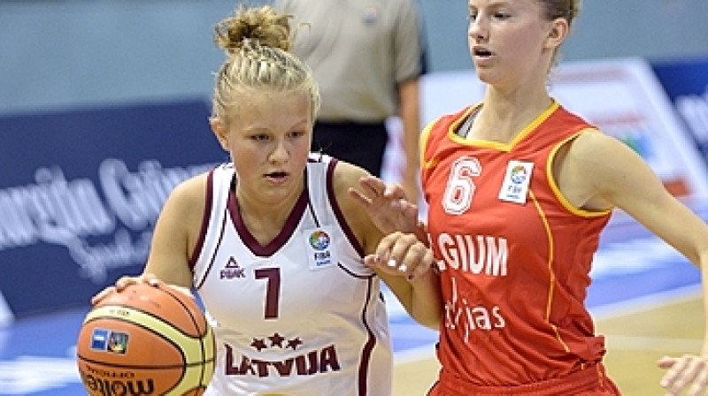 Marianna Kļaviņa un Latvijas U16 izlase: trešdien cīņa par 1.vietu Eiropas kadetu čempionāta otrā posma grupā.
Foto: FIBAEurope.com