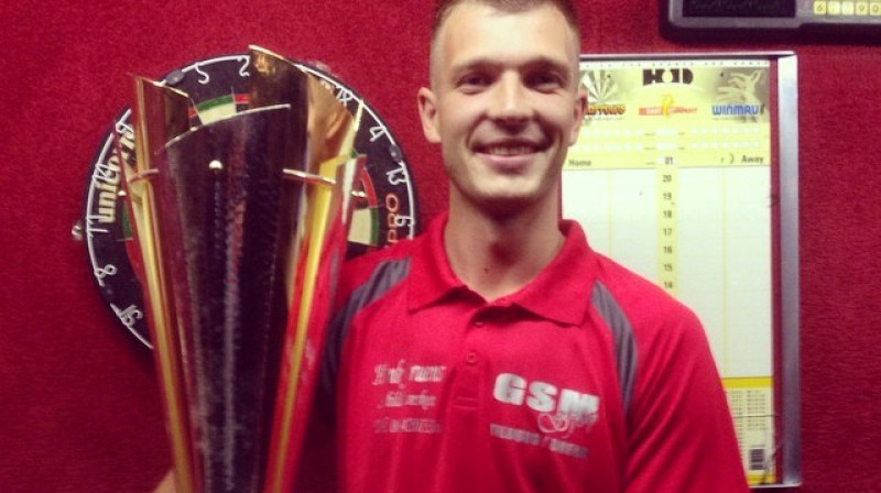 Madars Razma ar Nīderlandē izcīnīto trofeju