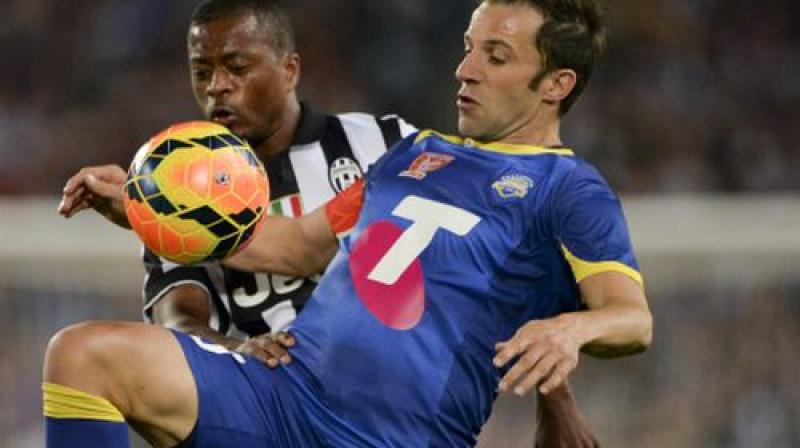 "Juventus" jaunpienācējs Patrīss Evrā pret kluba leģendu Alesandro del Pjēro
Foto: LaPresse/Scanpix