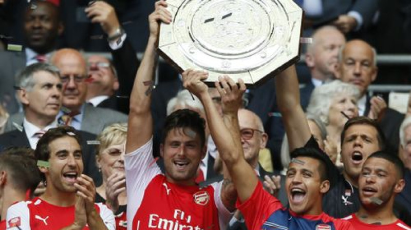 "Arsenal" spēlētāji ar izcīnīto trofeju
Foto: AP/Scanpix