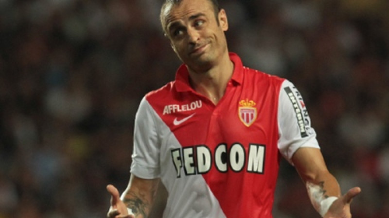 Dimitaram Berbatovam un partneriem bija neskaitāmi daudz iespēju gūt vārtus, taču allaž vietā bija "Lorient" vārtsargs Benžamēns Lekomts
Foto: AFP/Scanpix