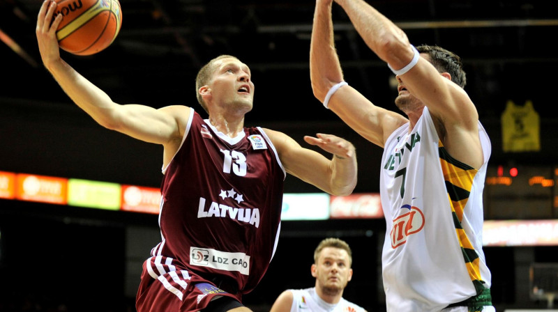 Jānis Strēlnieks un Darjušs Lavrinovičs: kolēģi Kijevas "Budivelnik", sāncenši izlašu spēlēs
Foto: Romāns Kokšarovs, f64