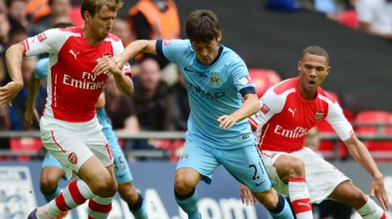 Davids Silva (centrā) cīņā ar "Arsenal" spēlētājiem
Foto:AFP/Scanpix