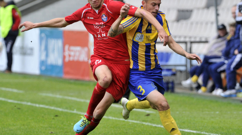 Vjačeslavs Isajevs (pa kreisi) pērn cīnījās par Virslīgas titulu, bet šo sezonu sācis dublieru rindās
Foto: Romās Kokšarovs, Sporta Avīze, f64