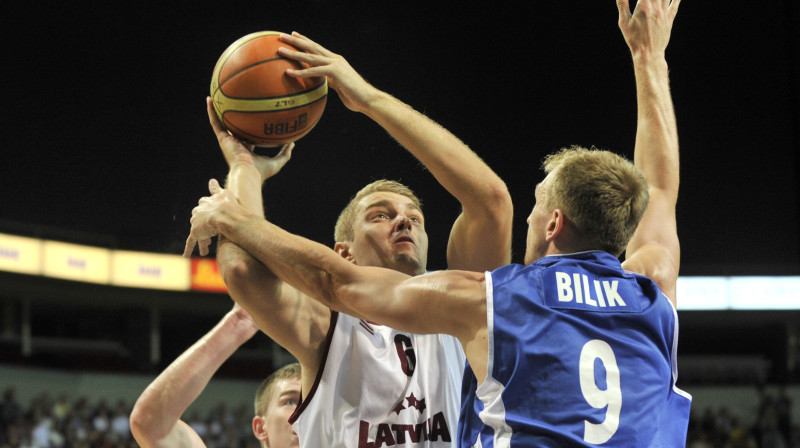 Rolands Freimanis slovāku ielenkumā 
Foto: Romāns Kokšarovs, Sporta Avīze, f64