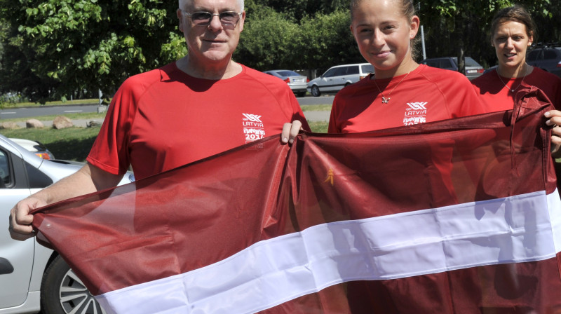 Aļona Ostapenko ar Latvijas karogu
Foto: Romāns Kokšarovs, F64