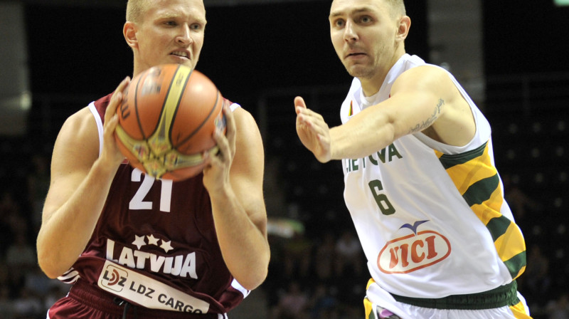 Aigars Šķēle (pa kreisi)
Foto: Romāns Kokšarovs, Sporta Avīze, F64