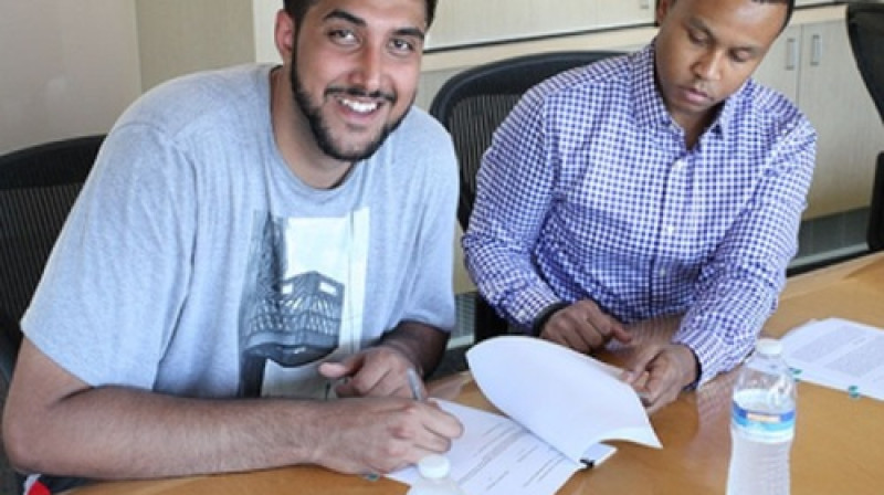 Sims Bullars paraksta līgumu
Foto: nba.com