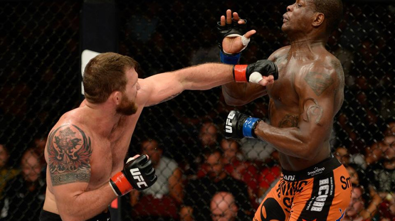 Raiens Beiders (no kreisās) cīņā ar Ovinsu Santpre
Foto: ufc.com
