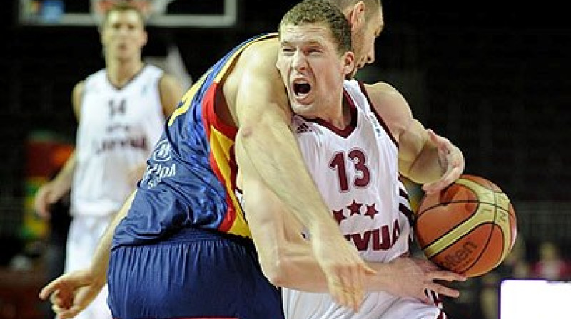 Jānis Strēlnieks un Latvijas valstsvienība pret Rumānijas izlasi 2012.gada 27.augustā.
Foto: FIBAEurope.com