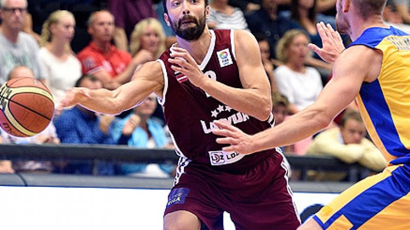 Kristaps Janičenoks izbraukumā pret zviedriem
Foto: fibaeurope.com