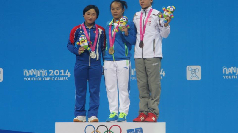 Songuma Rī, Huihua Dzjana un Rebeka Koha (pa labi) uz goda pjedestāla Naņdzjinā
Foto: Toms Markss, olimpiade.lv