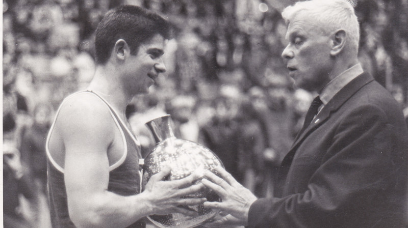 Latvijas izlases kapteinis Kārlis Strēlis un Zviedrijas Basketbola federācijas pārstāvis Jānis Ritums. Savējie, kaut Baltijas jūra pa vidu.
Foto: no Kārļa Strēļa personiskā arhīva