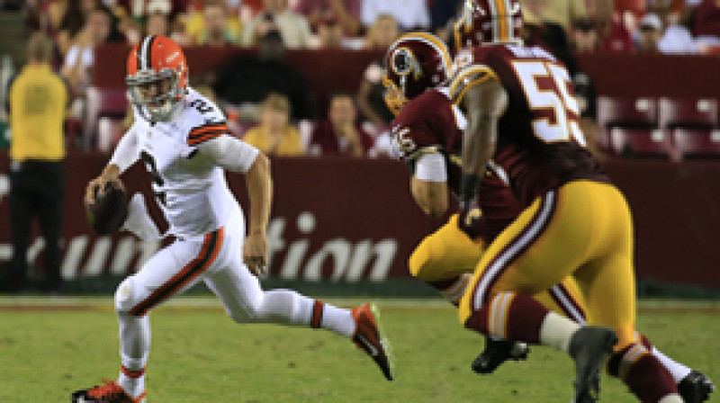 Džonijs Manzels izvairāns no "Redskins" aizsargiem
Foto: AP/Scanpix