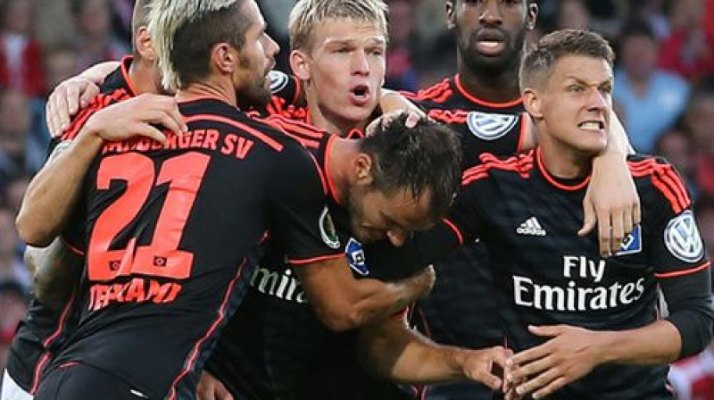 HSV priecājas par Artjoma Rudņeva realizēto pēcspēles sitienu, kas ieveda klubu nākamajā kārtā Vācijas kausā
Foto: Hsv.de