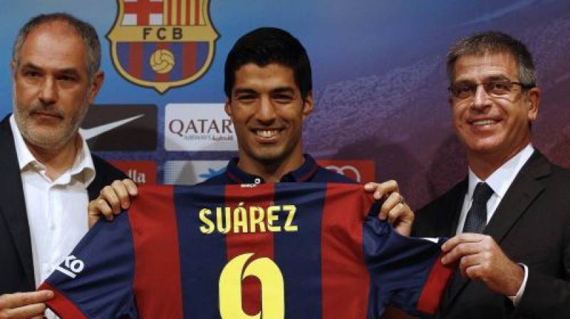 Luiss Svaress un "Barcelona" varasvīri - sporta direktors Antoni Subisareta un viceprezidents Hordi Mestrs
Foto:AFP/Scanpix