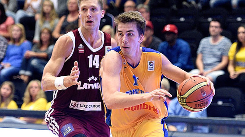 Kaspars Bērziņš: 23 punkti, 10 atlēkušās, 4 bloķēti metieni un izšķirošais grozs pamatlaikā mačā ar Zviedriju.
Foto: FIBAEurope.com