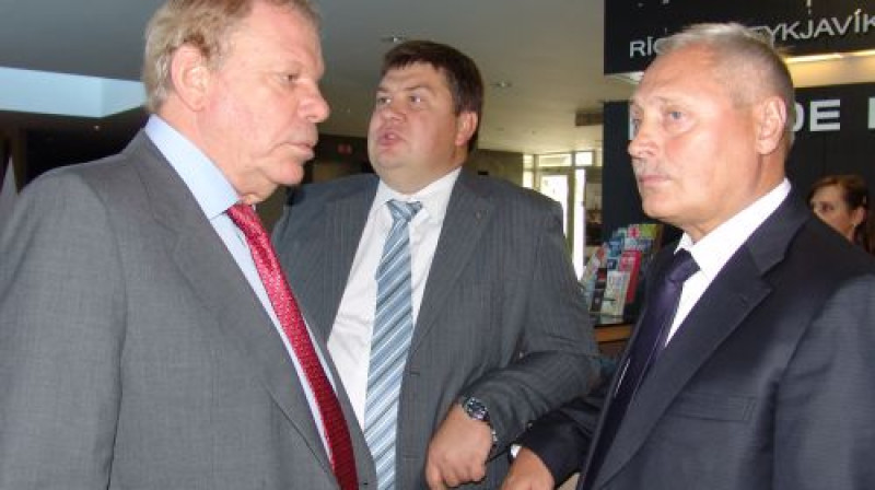 LHF prezidents Kirovs Lipmans un Rīgas "Dinamo" priekšnieki Aigars Kalvītis un Juris Savickis
Foto: Inga Nestere/F64