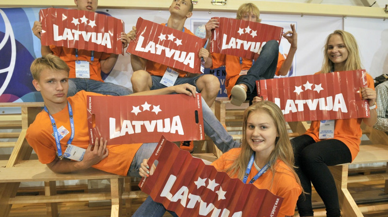 Katrs līdzjutējs Ogrē var iegādāties šādu plakātu
Foto: Romāns Kokšarovs