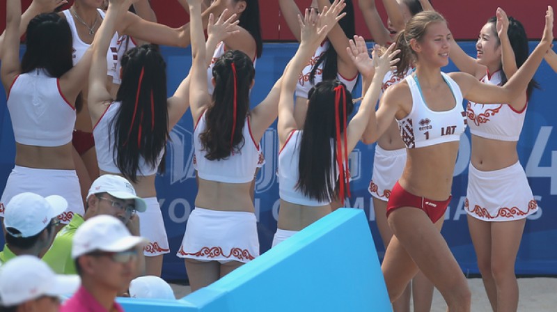 Anastasija Kravčenoka un Tīna Graudiņa ierodas 
Foto: fivb.org