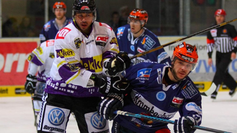 Krēfeldes "Pinguine" kapteinis Herberts Vasiļjevs (pa kreisi)
Foto: www.rp-online.de