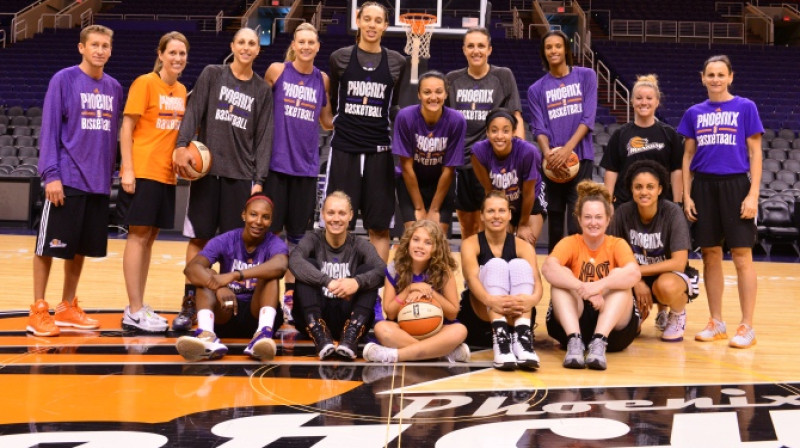 Maja Makpolanda, Anete Jēkabsone-Žogota un "Mercury" basketbolistes
Foto: www.wnba.com