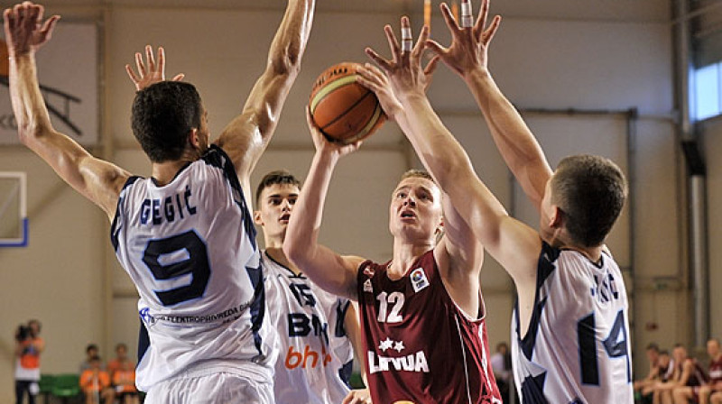 Artūrs Strautiņš un Latvijas U16 izlase: svētdien Baltijas derbijs ar Lietuvas kadetiem.
Foto: FIBAEurope.com (Romāns Kokšarovs)