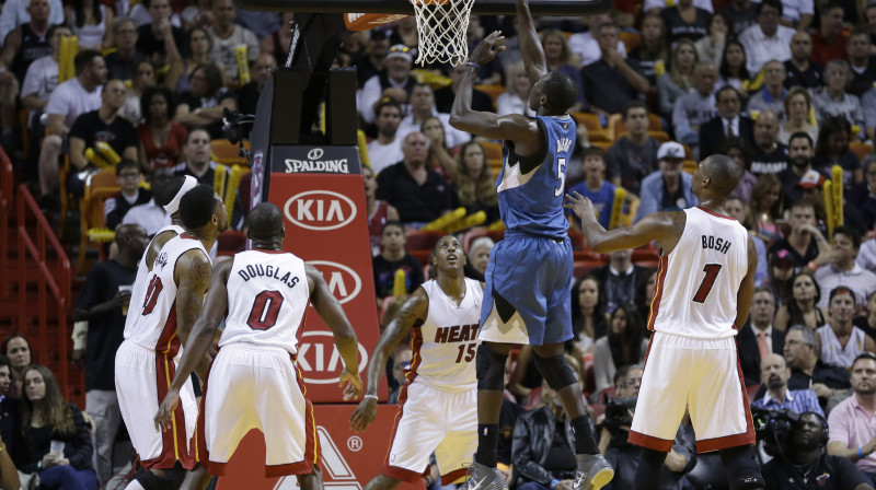 Gorgu Djengs uzbrūk "Miami Heat" grozam
Foto: AP/Scanpix