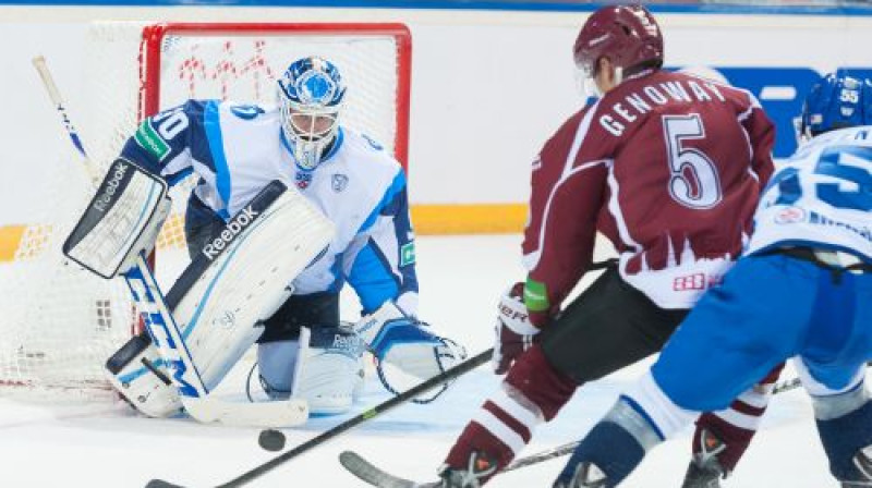 Čejs Genovejs vairākkārt sniedza palīdzīgu roku Rīgas "Dinamo" uzbrucējiem
Foto: Vladislavs Proškins/f64