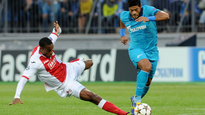 "Zenit" uzbrucējs Halks apspēlē "Standard" aizsargu Rikardo Fatī. 
Foto: AFP/Scanpix