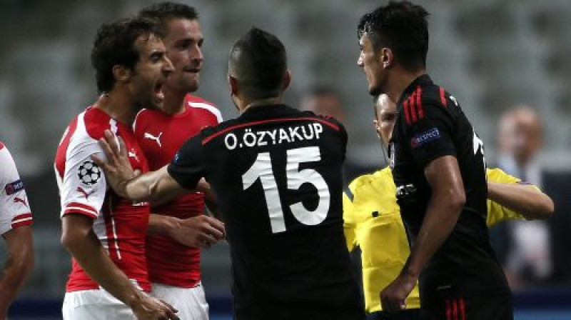 "Arsenal" un "Besiktas" futbolisti cīņas karstumā
Foto:TURKPIX/Scanpix
