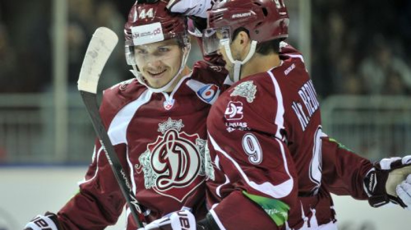 Oskars Cibuļskis saņem Krišjāņa Rēdliha apsveikumus
Foto: Romāns Kokšarovs, Sporta Avīze, F64