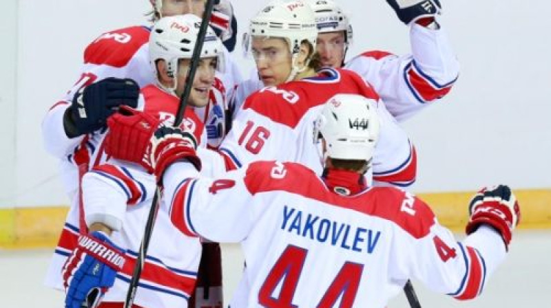 Jaroslavļas "Lokomotiv" atzīmē gūtos vārtus
Foto: hclokomotiv.ru