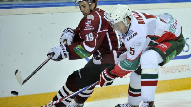 Atgriezies Rīgas "Dinamo", Miķelis Rēdlihs sagādā problēmas arī Gagarina kausa 2010. gada MVP Iļjam Ņikuļinam
Foto: Romāns Kokšarovs, Sporta Avīze, f64