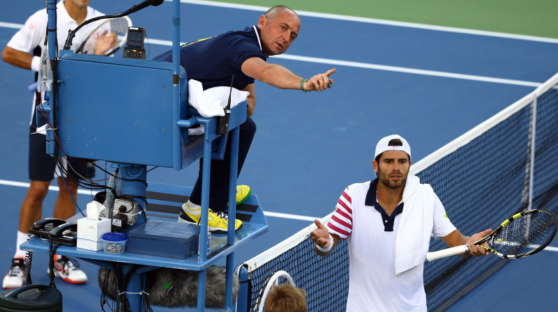 Simone Bolelli (priekšplānā) nespēja savākties pēc strīdīga tiesneša lēmuma
Foto: AFP/Scanpix