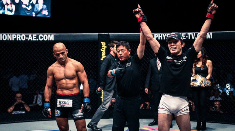 Šinja Aoki (no labās) uzvarētāja paziņošanas brīdī pēc cīņas ar Kamalu Šalarosu
Foto: onefc.com
