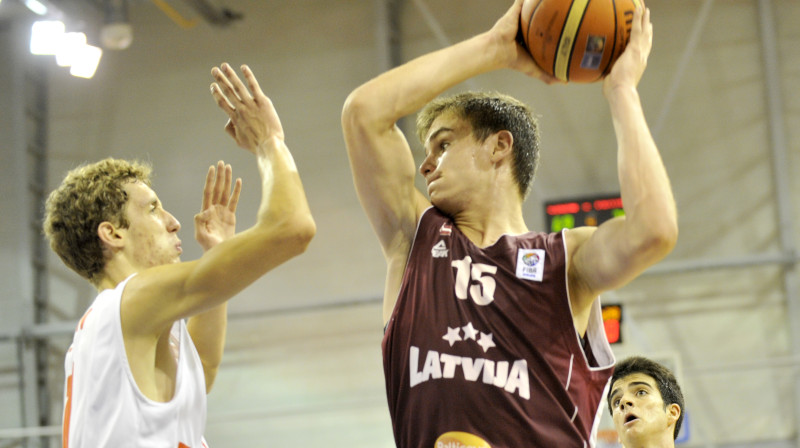 Centra spēlētājs Kārlis Garoza
Foto: Romāns Kokšarovs