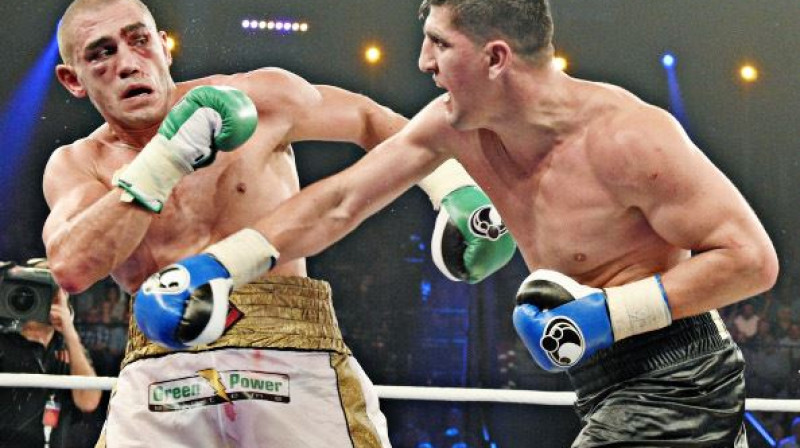 Marko Huks (no labās) cīņā ar Mirko Largeti
Foto: boxingnews.com