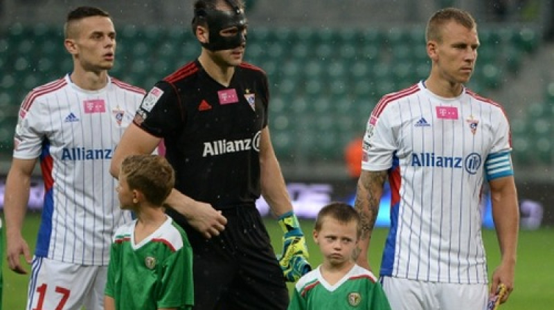 Pāvels Šteinbors arī pēdējā mačā pret Vroclavas "Slask" (0:2) spēlēja sejas maskā
Foto: slaskwroclaw.pl