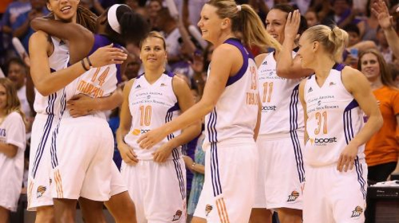 Anete Jēkabsone-Žogota (#10) un "Mercury" spēlētājas atzīmē uzvaru Rietumu konferencē
Foto:AFP/Scanpix