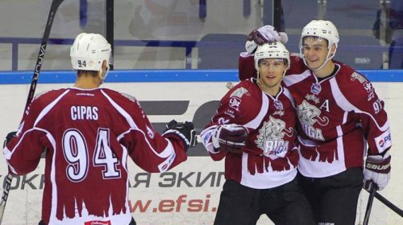 Deivids Sarkanis (centrā)
Foto: mhl.khl.ru