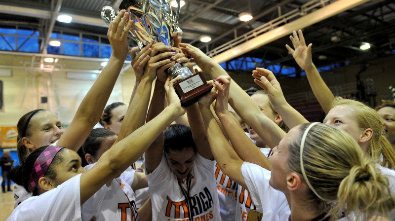 "TTT Rīga" basketbolistes 2014. gada 29. aprīlī pēc trīs gadu pārtraukuma uzvarēja Latvijas čempionātā
Foto: Romāns Kokšarovs, f64