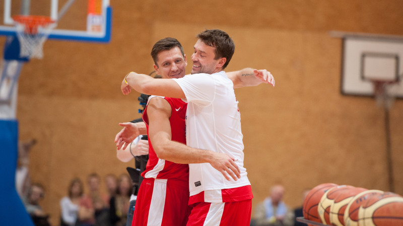 Divi pieredzējuši latviešu snaiperi Sandis Valters un Kristaps Janičenoks īsi pirms sezonas joprojām brīvā aģenta statusā 
Foto: Vladislavs Proškins, f64