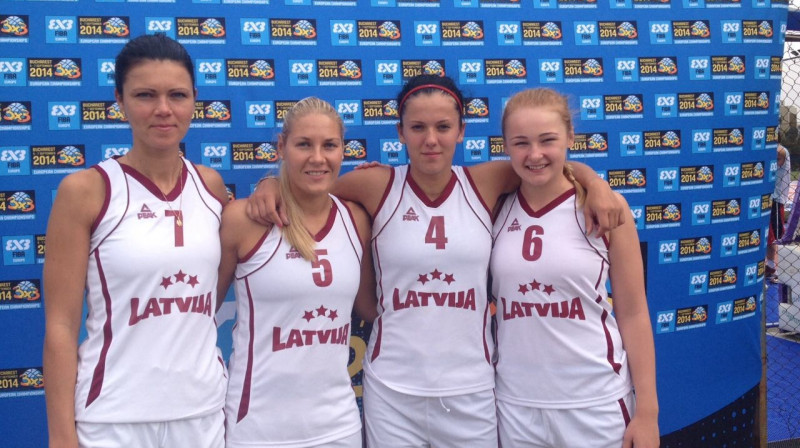 Latvijas komanda Bukarestē. No kreisās: Ieva Vītola, Laura Audere, Dita Rozenberga, Ieva Jundase.
Foto: basket.lv