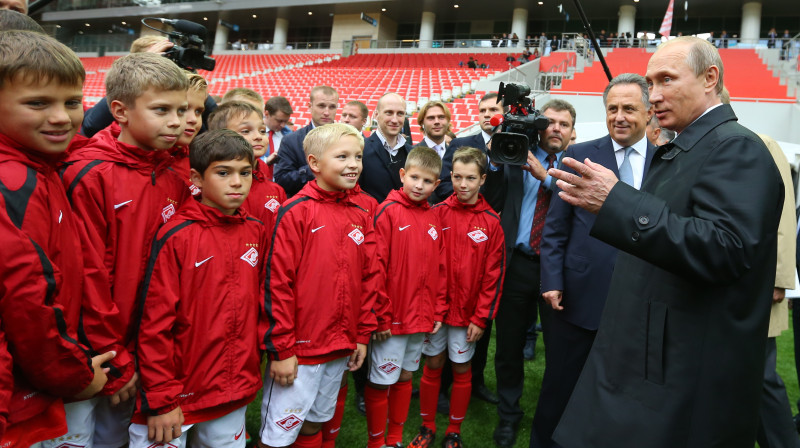 Maskavas "Spartak" jaunieši un Vladimirs Putins jaunā stadiona, kurā paredzēts aizvadīt arī PK spēles, atvēršanā. 
Foto: Itar-Tass/Scanpix