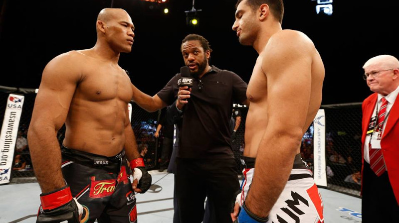 Ronaldo Souza (no kreisās) un Gegards Musasi pirms cīņas
Foto: ufc.com
