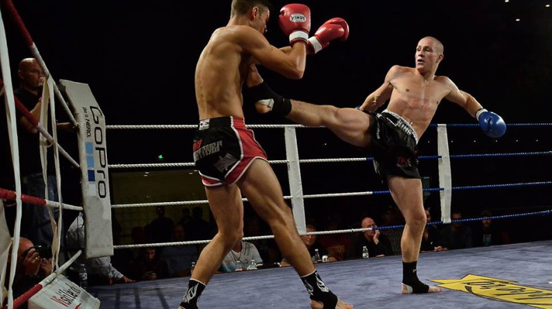 Edgars Freimanis (no labās) cīņā ar Niklasu Larsenu 
Foto: fightnews.dk
